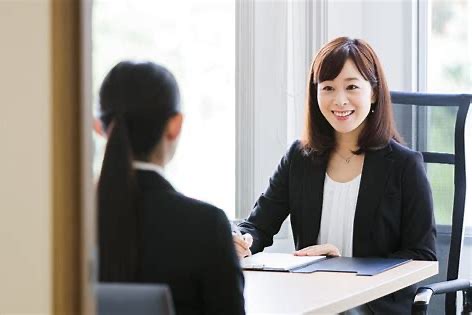 結婚相談所で面談している写真