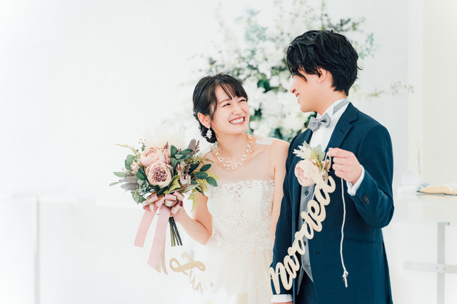 結婚式に寄り添う新郎新婦